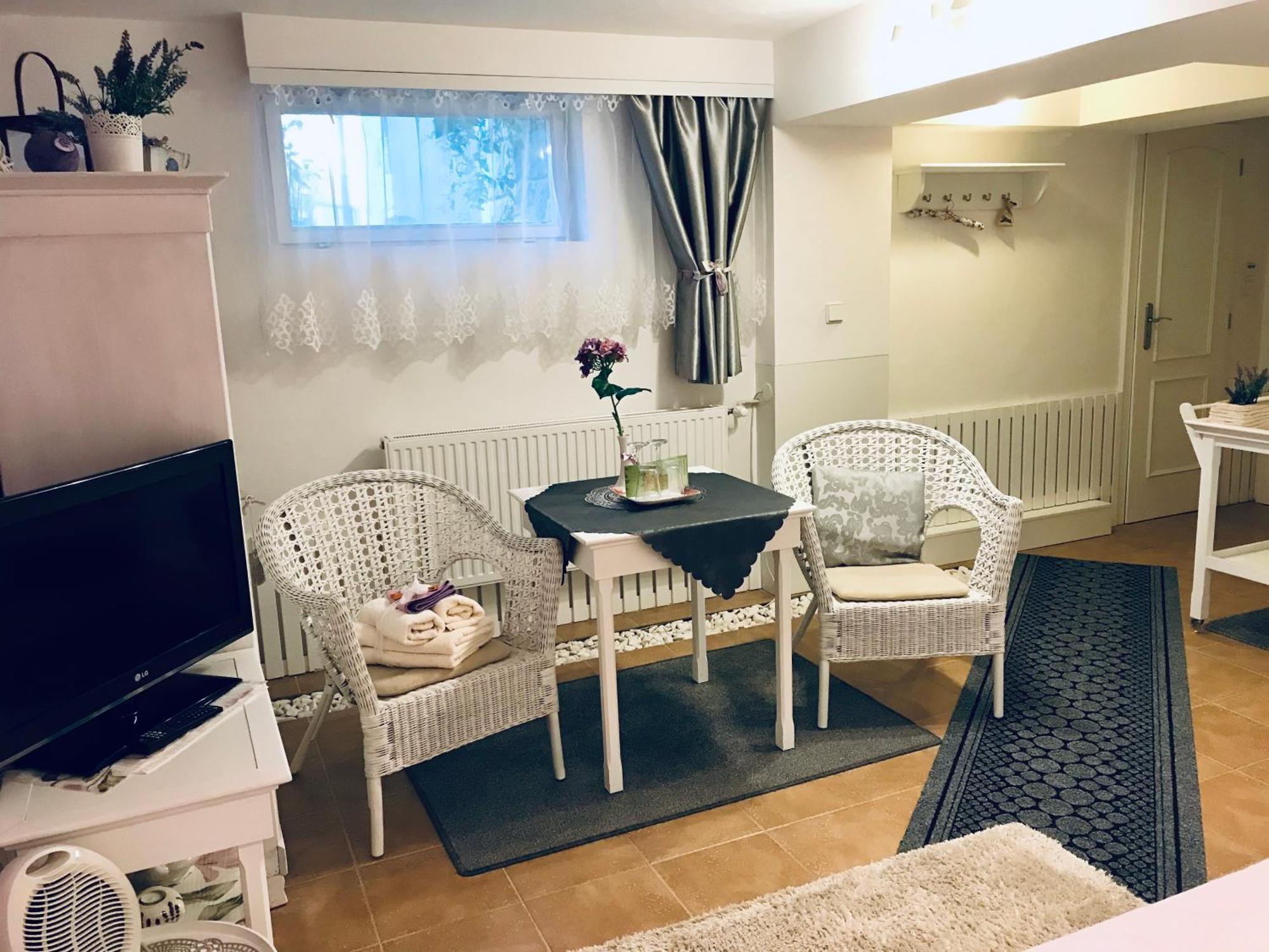 Relaxační studio VERA s UBYTOVÁNÍM Valtice Esterno foto