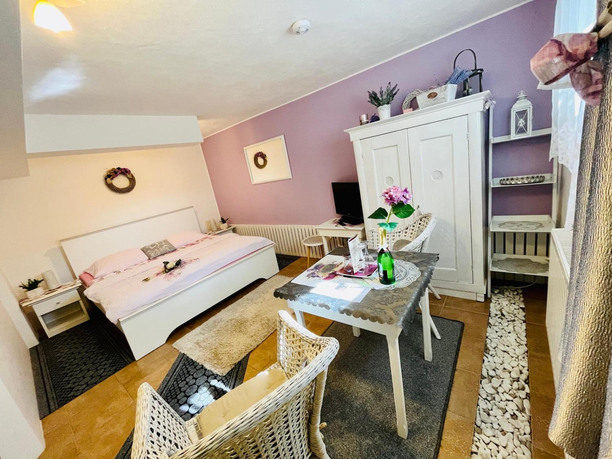 Relaxační studio VERA s UBYTOVÁNÍM Valtice Esterno foto